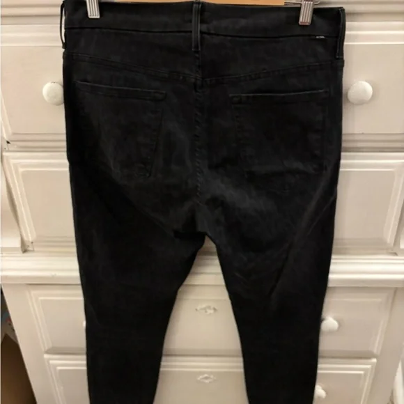 MOTHER the high waisted looker Jeans in Bad Cat! - Picture 4 of 6